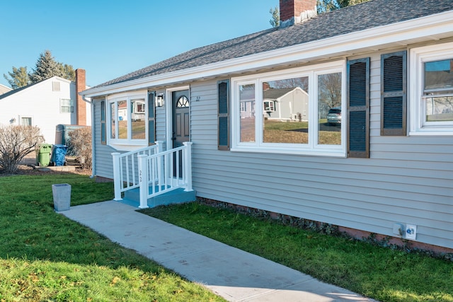 view of front facade with a front lawn