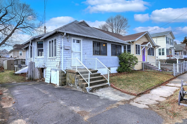 view of front of property featuring a front yard