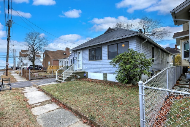 view of front of house featuring a front lawn