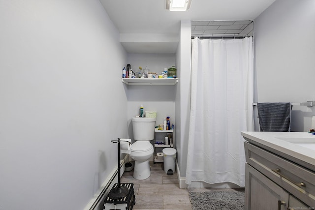 bathroom featuring a shower with shower curtain, vanity, and toilet