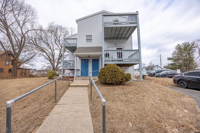 view of front of home featuring a balcony