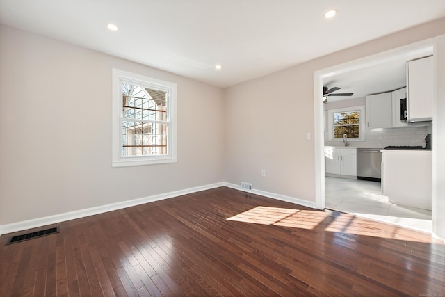 empty room featuring light hardwood / wood-style floors and ceiling fan