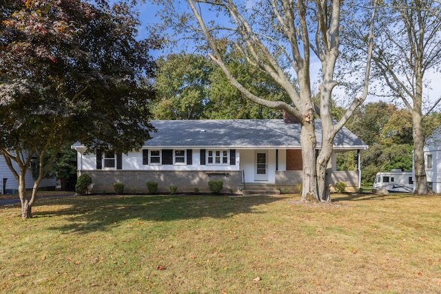 ranch-style home featuring a front lawn