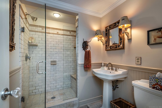 bathroom with toilet, an enclosed shower, and ornamental molding