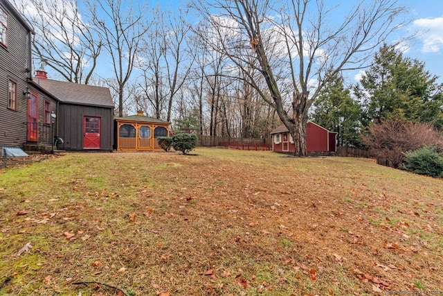 view of yard featuring an outdoor structure