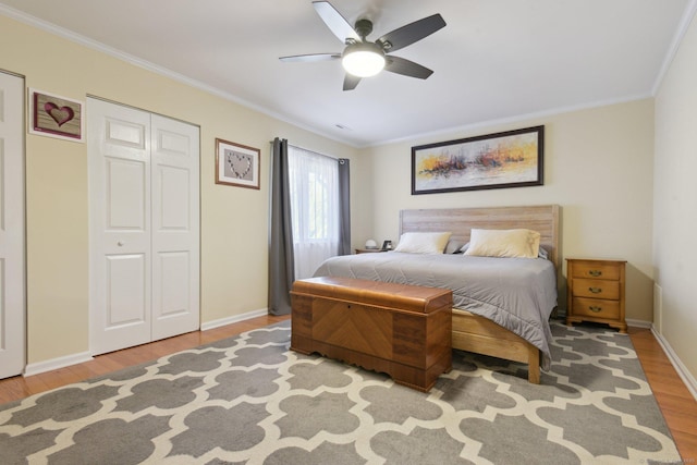 bedroom featuring ceiling fan, light hardwood / wood-style floors, and ornamental molding