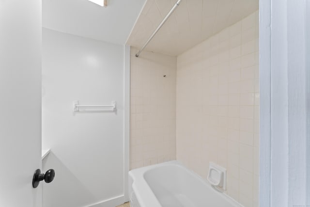 bathroom with tiled shower / bath combo