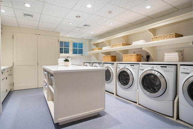 washroom with visible vents, washer and dryer, and recessed lighting