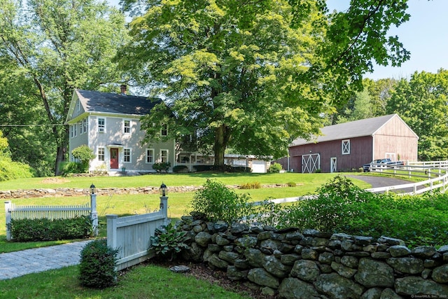 view of yard featuring an outbuilding