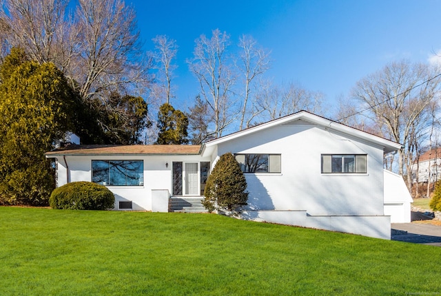 view of front of property featuring a front lawn