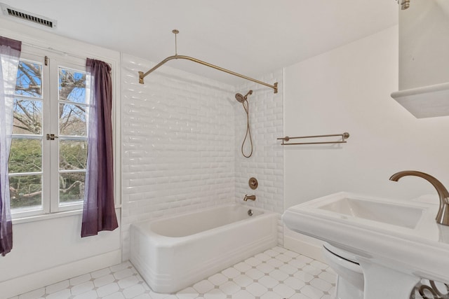 bathroom featuring tiled shower / bath and sink