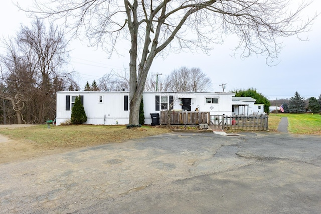 view of front facade with a fenced front yard