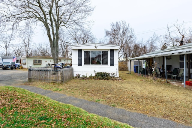 view of front of house featuring a fenced front yard