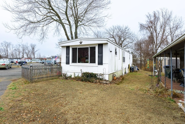 view of front facade featuring fence