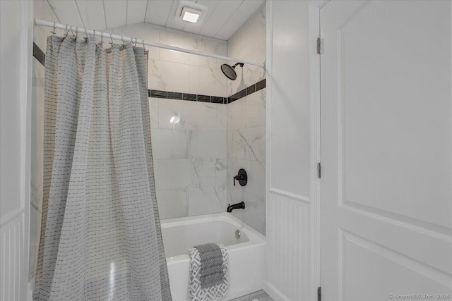 bathroom with shower / bath combo