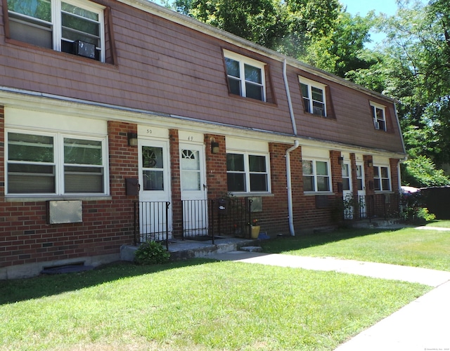 view of front of property with a front yard