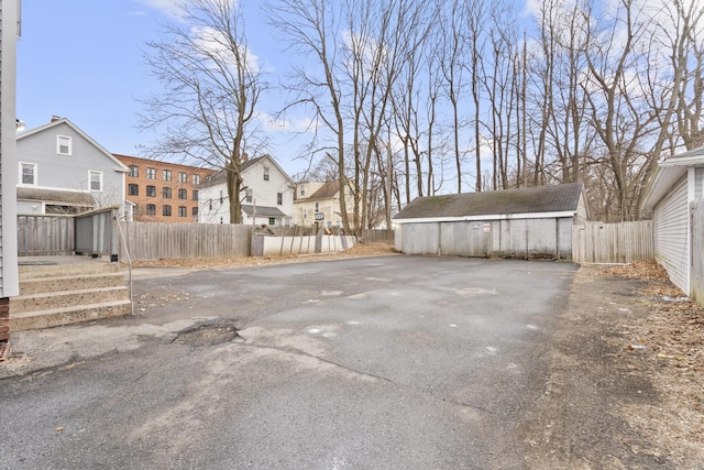 view of yard with an outdoor structure