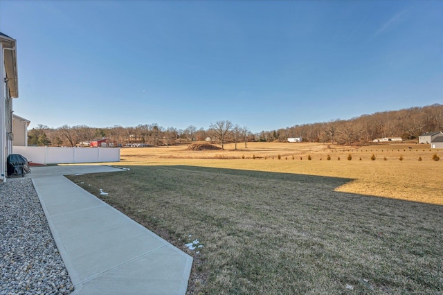 view of yard featuring a rural view