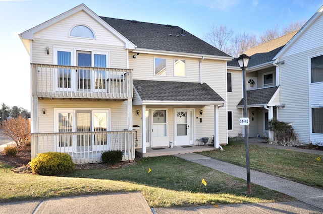 view of front of house with covered porch and a front lawn