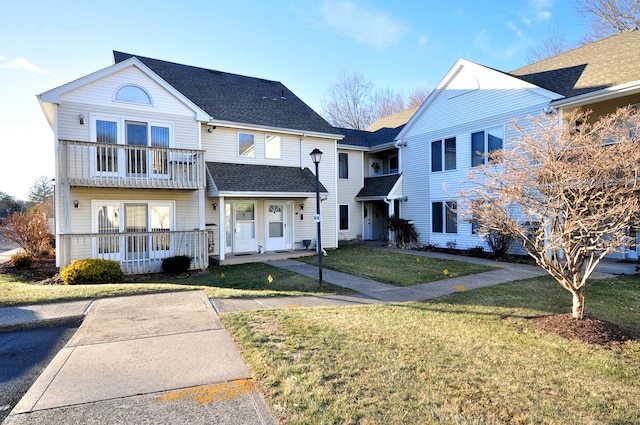 view of front of property featuring a front lawn