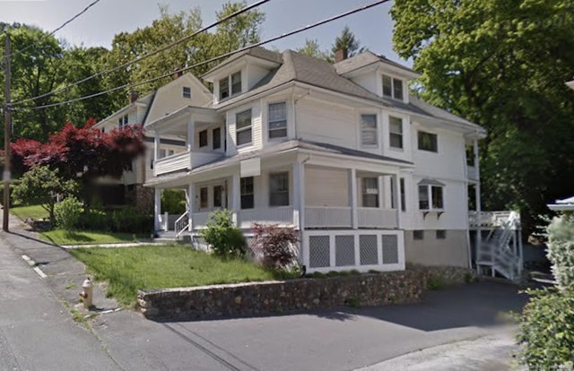 view of front facade with a porch and a front yard