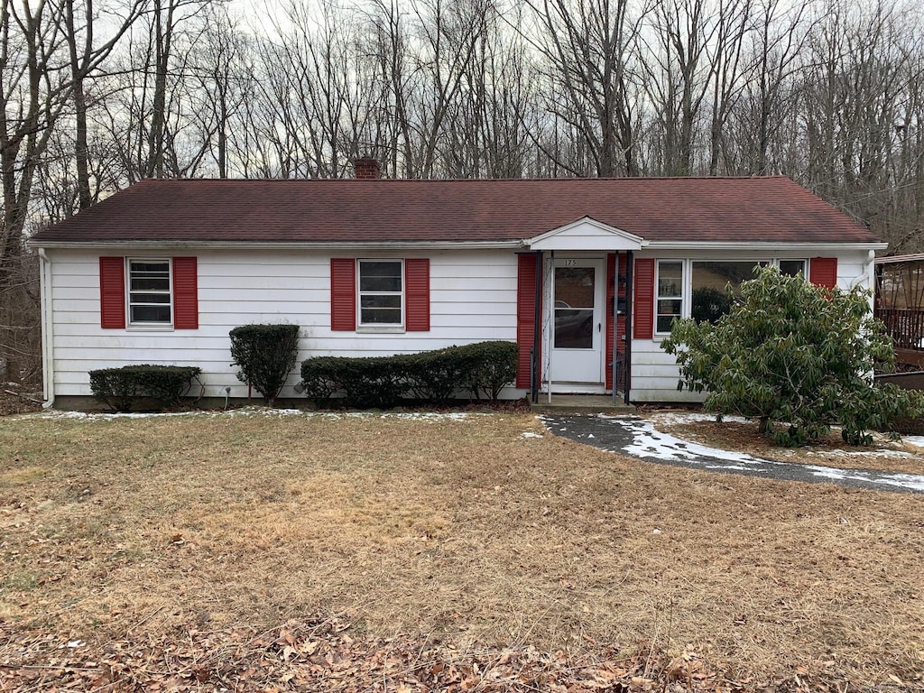 single story home featuring a front yard