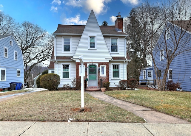 view of front of home featuring a front lawn