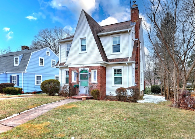 view of front facade featuring a front yard