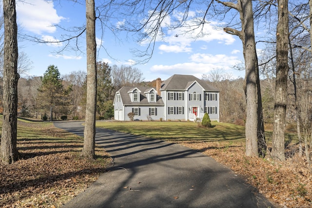 view of front of property featuring a front yard