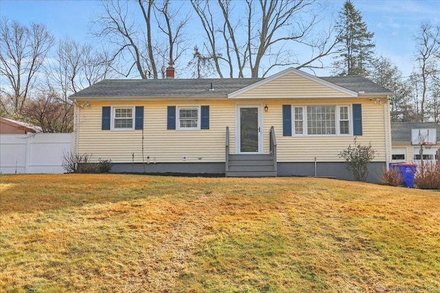 view of front of house featuring a front lawn