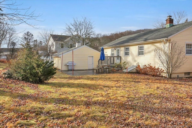 view of yard featuring a patio area