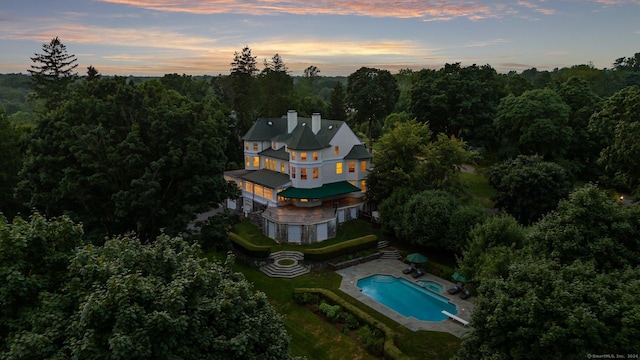 view of aerial view at dusk