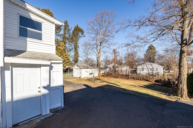 view of yard with an outdoor structure