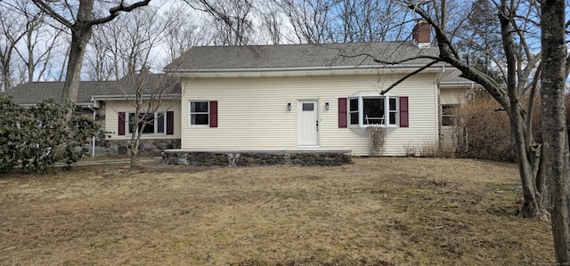 view of front of property with a front yard