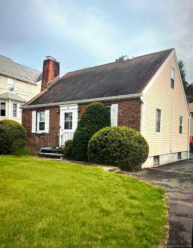 back of house featuring a yard