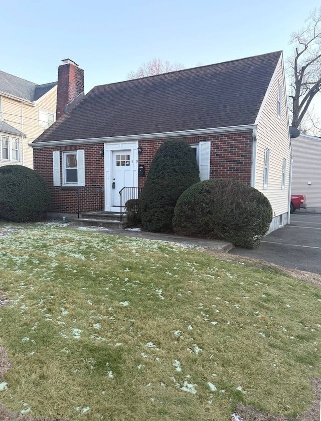 view of front facade featuring a front lawn