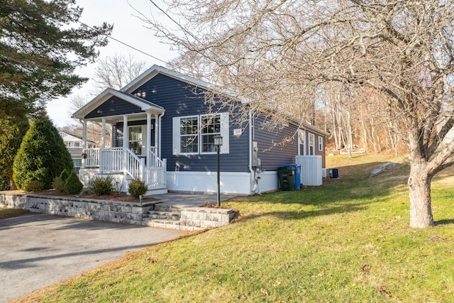 view of front facade with a front yard