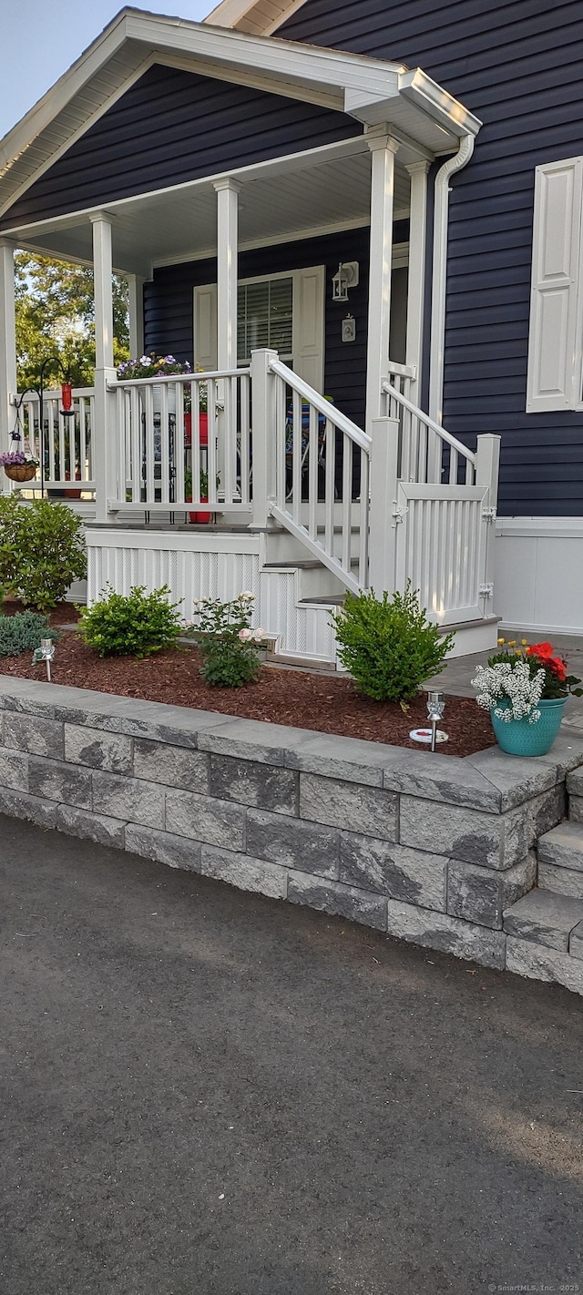 entrance to property featuring a porch