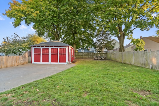 view of yard featuring a shed