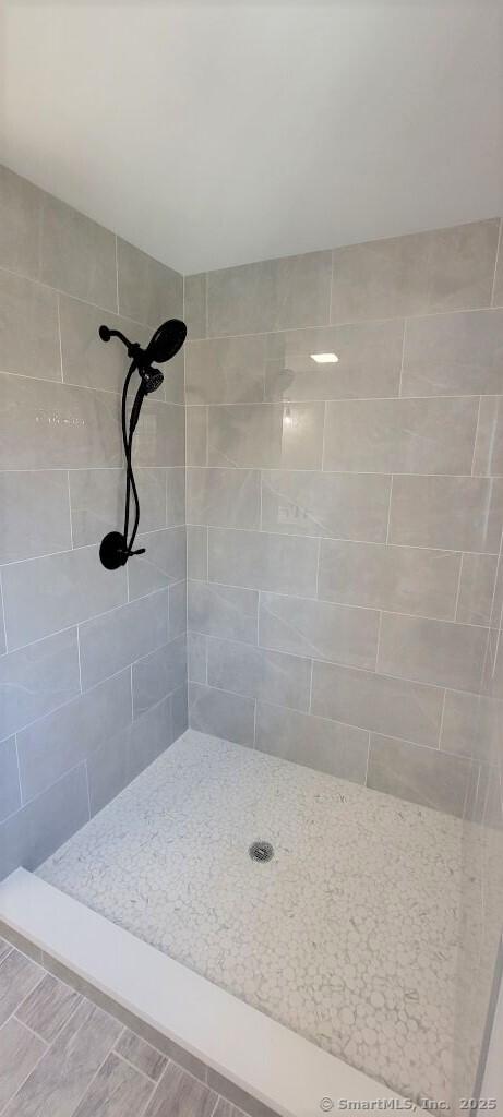 bathroom featuring tiled shower