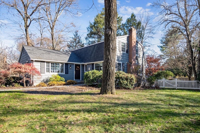 view of front of property featuring a front yard