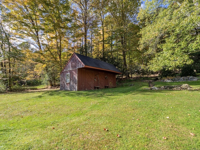 view of yard featuring a storage unit