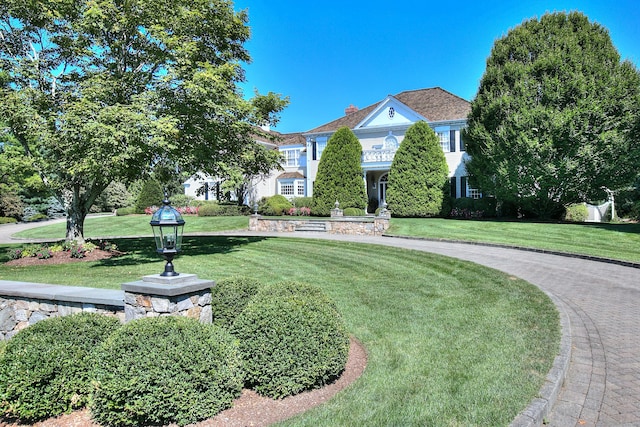 view of front of home featuring a front lawn