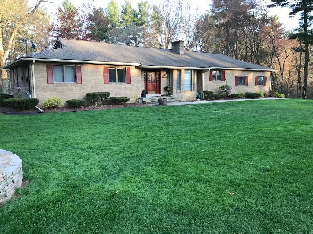 ranch-style house featuring a front lawn