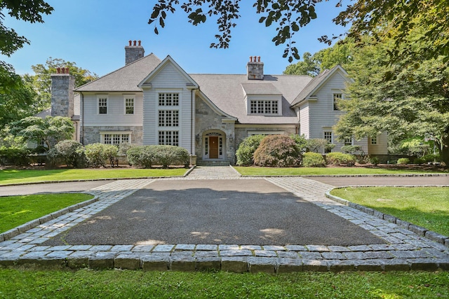 view of front facade featuring a front lawn