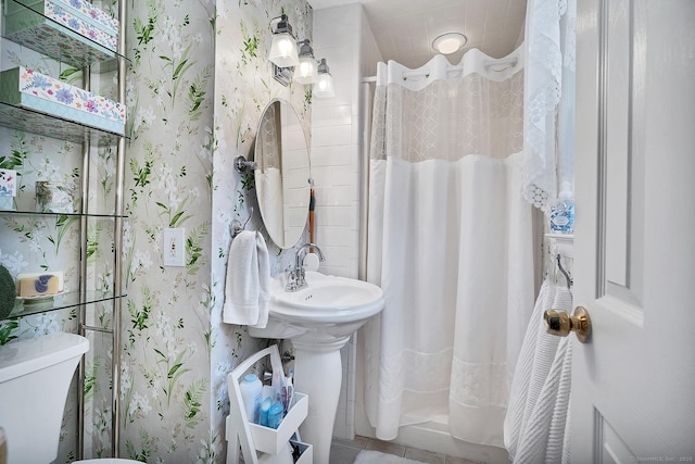 bathroom featuring shower / tub combo with curtain and toilet