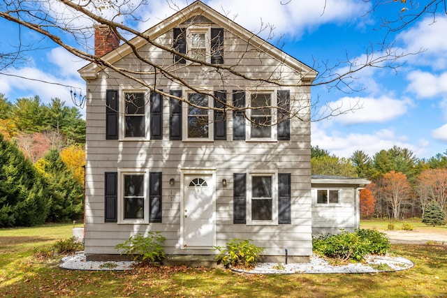 view of front of house featuring a front lawn