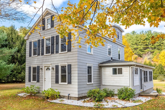 view of front of home featuring a front yard