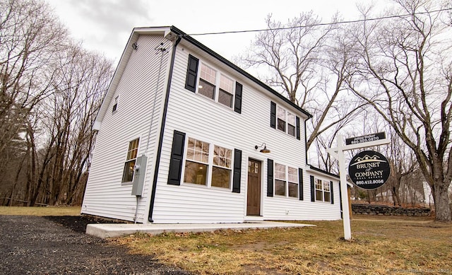 view of front of house featuring a front yard