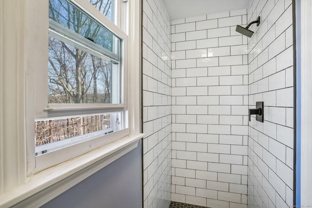 bathroom featuring a tile shower